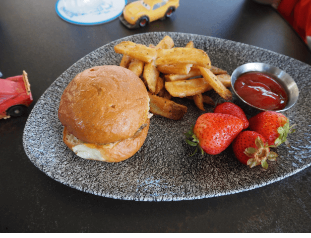 Lamplight Loungeのキッズミール「Burger Slider」