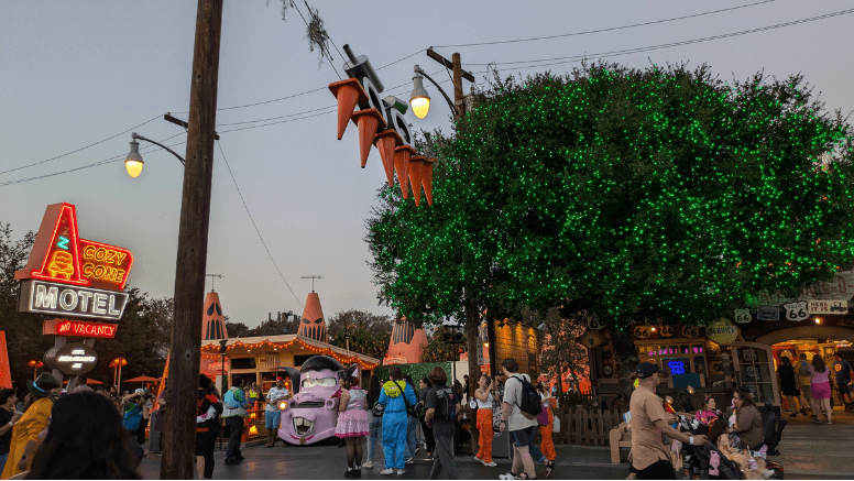 ライトが点いたCars Land