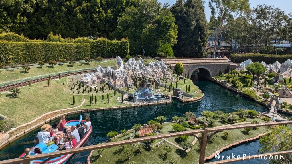 Storybook Land Canal Boatsの上を走っている