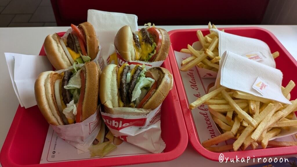 In-N-Out Burgerのハンバーガーとポテト