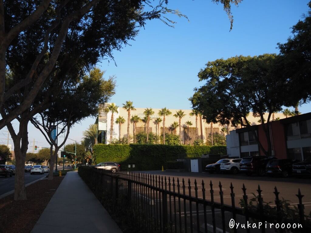 The Anaheim Hotelの奥にあるのがアナハイム・ガーデンウォーク